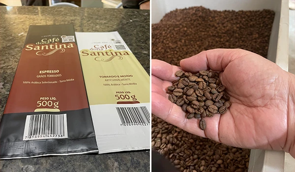 Pacotes de café Torrado e moído da marca Café do Santina, com uma mão segurando grãos de café ao lado de uma esteira de café moído.