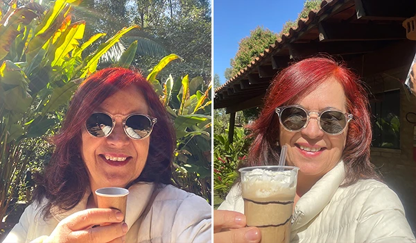 Deusa Rodrigues, aproveitando a natureza ao segurar um copo com bebida de café quente e outro de café gelado com creme. Rotas Gastronômicas do interior de SP.