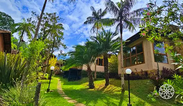 Paraíso tropical com casas aconchegantes, árvores exuberantes e iluminação charmosa, perfeito para relaxar e aproveitar a natureza em um ambiente tranquilo.