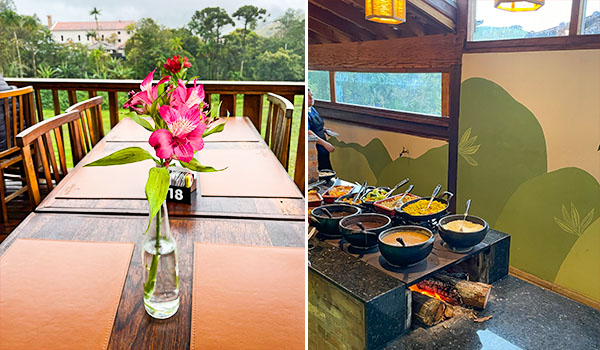 Colagem com duas fotos de um restaurante. À esquerda, uma mesa de madeira em uma varanda, decorada com flores cor-de-rosa em um vaso de vidro e cercada por cadeiras, com vegetação ao fundo. À direita, um buffet com diversas travessas e tigelas de alimentos, em um ambiente rústico com paredes decoradas com desenhos de montanhas e folhas.
