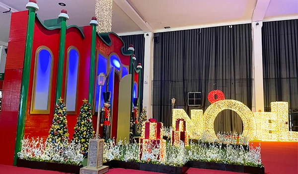 Decoração de Natal com árvore, presentes, luzes e símbolo do amor em uma sala decorada para o fim de ano. Parada de Natal de Holambra.