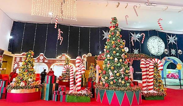 Decoração de Natal com árvores decoradas, presentes, doces em ambiente festivo, ideal para fotos natalinas. Parada de Natal de Holambra.