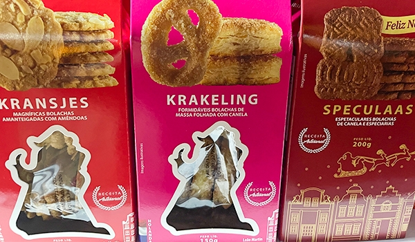 Pacotes de bolachas de massa folhada e recheadas, incluindo bolachas de canela, em embalagens coloridas, destacando sabores e variedades.