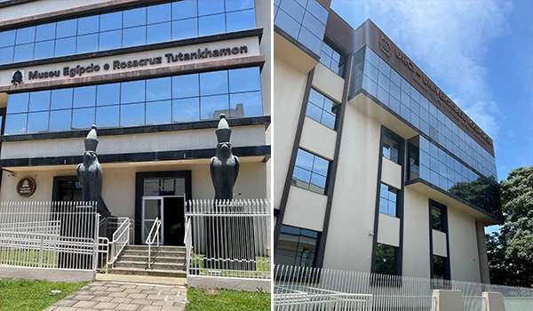 Imagem do Museu Egípcio e Rosacruz Tutankhamon com edifícios modernos e esculturas externas, localizado em uma área bem conservada ao ar livre.