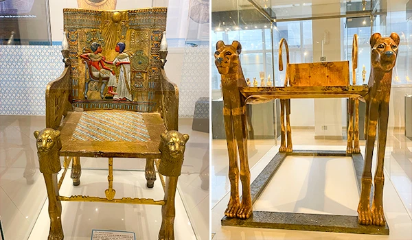 Cadeiras antigas em estilo egípcio e estilo africano antigo, exibidas em museu.