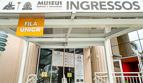 Entrada dos Museus Egípcio e Rosa Cruz Tutankamon, com fila única na entrada para visitantes, em Curitiba.