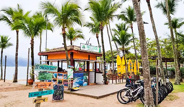 Praia tranquila com quiosques, coqueiros e bicicletário. Ilhabela turismo e casamentos.