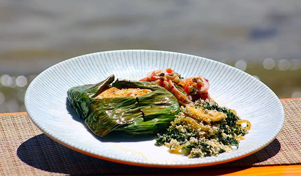 O Peixe Caiçara será servido com um pescado fresco do dia envolto a papillote de folha de bananeira.
