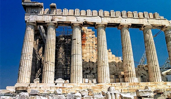 Ruínas do Parthenon em Atenas, Grécia, com colunas clássicas e partes preservadas da antiga estrutura arquitetônica, simbolizando patrimônio histórico.