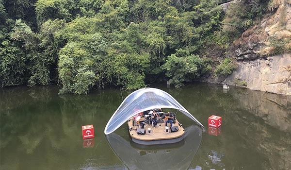 Opera Arte - Espaço Gastronômico e Cultural em um lago cercado por vegetação e rochas na natureza. Onde comer em Curitiba.