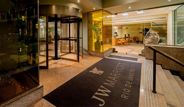 Entrada do JW Marriott Rio de Janeiro, hotel de luxo com lobby elegante, decoração moderna e ambiente acolhedor próximo à orla da cidade.
