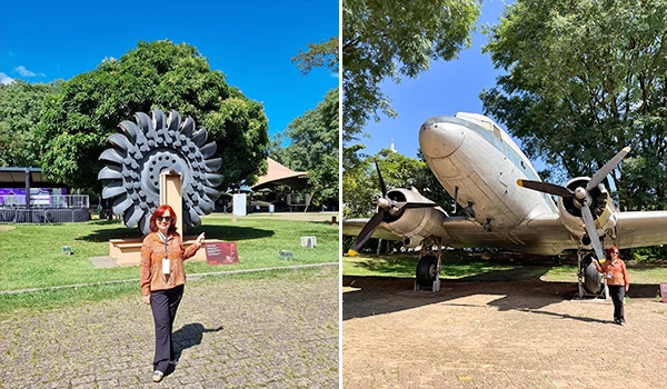 Imagem dividida mostrando Deusa Rodrigues em frente a uma atração de roda denteada gigantesca na parte esquerda e um avião antigo ao ar livre na parte direita, ambos sob céu azul claro. Atrações do Museu Catavento.