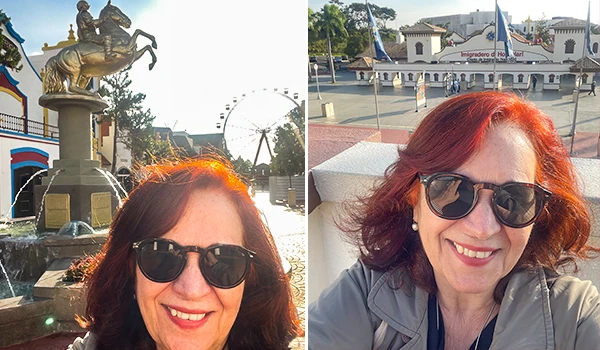 Deusa Rodrigues em frente a pontos turísticos históricos, incluindo uma fonte com uma estátua de cavaleiro e um prédio com bandeiras ao fundo, no Hopi Hari.