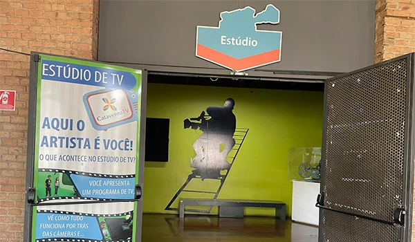 Estúdio de TV com câmera de transmissão e iluminação, localizado em um espaço moderno. Atrações do Museu Catavento.