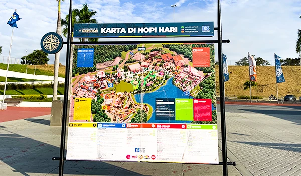 Mapa do parque Hopi Hari mostrando suas atrações e áreas de lazer, com detalhes sobre diferentes setores do parque, localizado ao ar livre.
