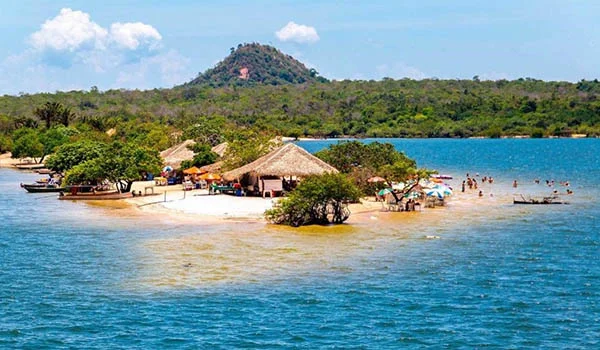 Foto de uma ilha de rio formada em Alter do Chão com barracas de praia e turistas. Na Lua de Mel América Latina.