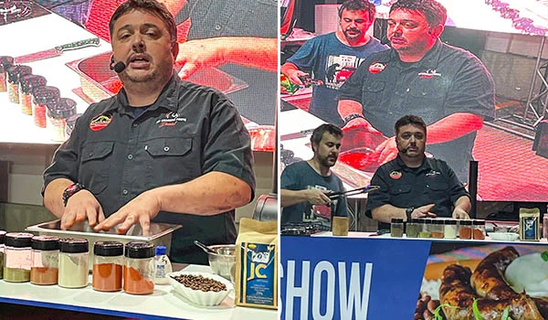 Foto do Chef Daniel Braseiro Forte preparando a Maminha defumada com rub e café. No Festival do Café de Mococa.