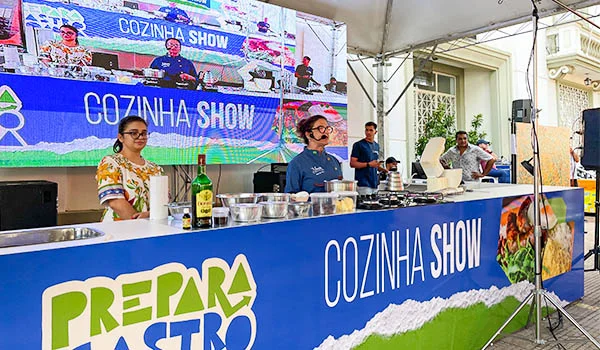 Foto da Chef Ana Vera na Cozinha Show do Festival do Café de Mococa.