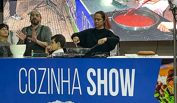 Foto do Chef Lucas Corazza na Cozinha Show do Festival do Café de Mococa.