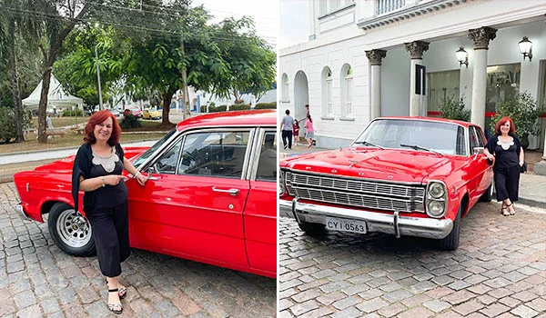Foto de Deusa Rodrigues em frente a um carro antigo, durante o Festival do Café de Mococa.