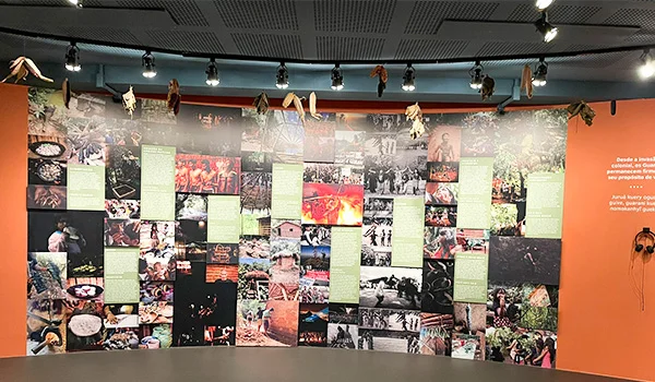 Foto de uma exposição colorida no Museu de Arte Indigena