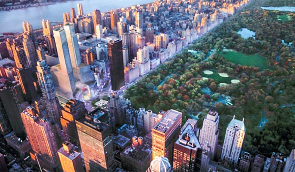Foto aérea do Central Park em Nova York, muito verde cercado de prédios. Cidades dos Estados Unidos na Copa.
