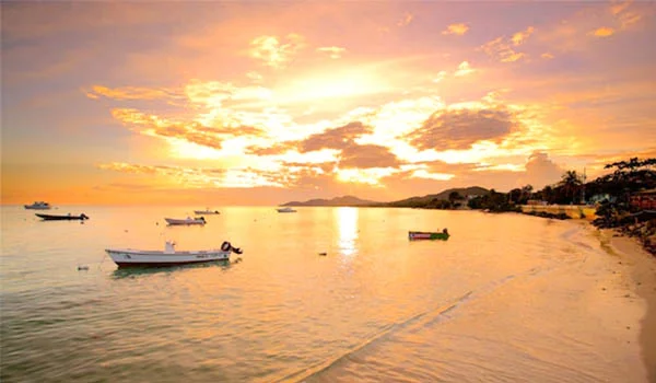 Foto do mar ao pôr do sol na Ilha de Viesques em Porto Rico. 