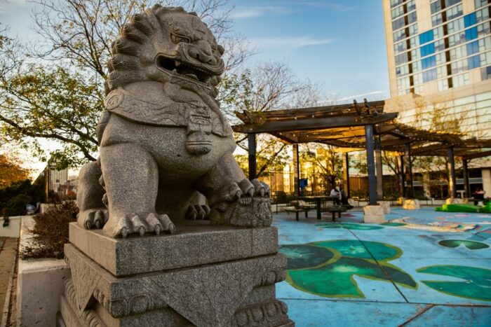 Foto da praça com estátua oriental na entrada da China Town.
