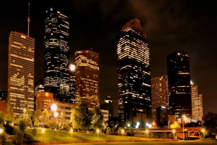 Vista noturna com prédios iluminados sobre onde ficar em Houston