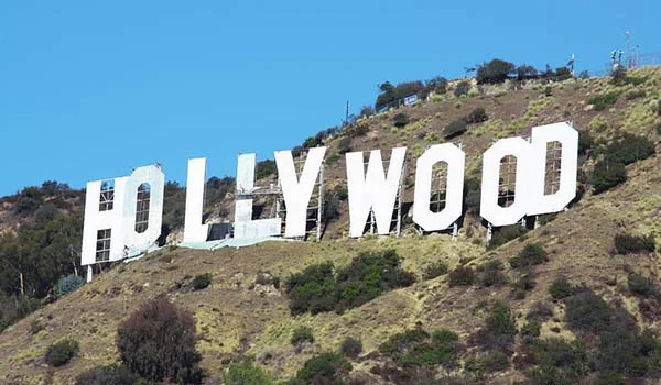 Foto do famoso Letreiro de Hollywood no alto de um morro em Los Angeles.