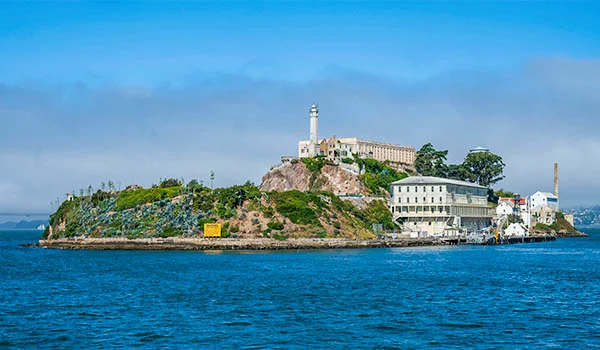Foto da ilhota onde está Alcatraz, antiga cadeia de São Francisco nos Estados Unidos.