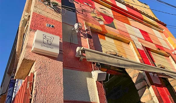 Foto da fachada do predio colorido do Consenso Bar, na Barra Funda.