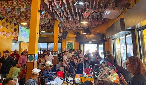 Foto do Bar da Dona Tati, com músicos na Roda de Samba, que acontece aos finais de semana, uma das coisas legais para fazer na Barra Funda.