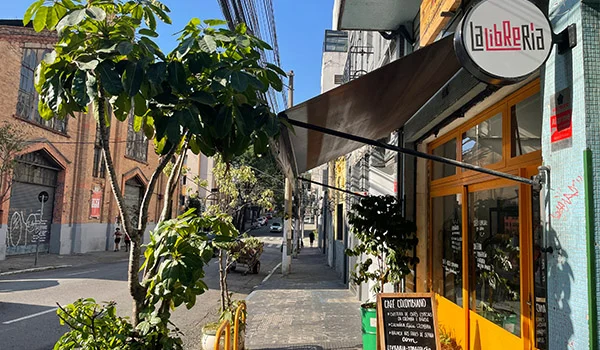 Foto da entrada do Café Colombiano, uma das coisas legais para fazer na Barra Funda.