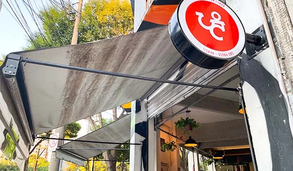 Foto do logo e da fachada da famosa Cervejaria Central localizada na rua Sousa Lima, no bairro da Barra Funda.