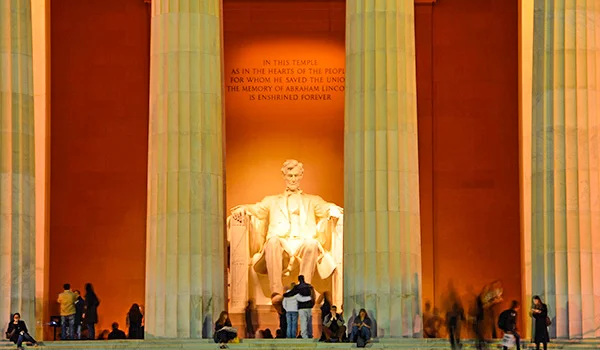Foto da grande e imponente estátua de Lincoln em Washignton DC, um dos pontos turísticos dos Estados Unidos.