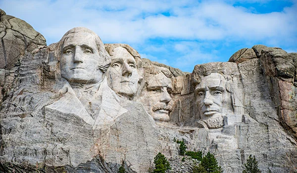 Famosa montanha com os 4 rostos de presidentes americanos a Mount Rushmore National Memorial.