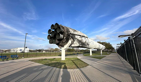 foto de um foguete, visto da lateral no Space Center Houston em contraste com o céu azul.