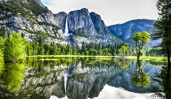 Foto do Yosemite National Park com montanhas, sequoias e lago.