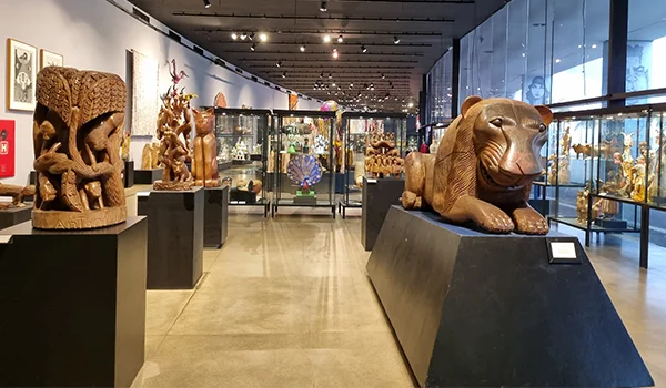 Foto do Pavilhão da Criatividade com esculturas de animais.