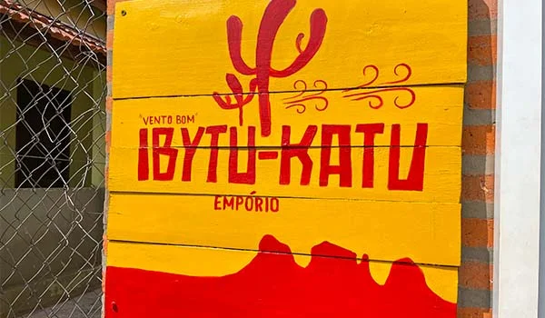 Foto da placa do Empório IBITU-KATU, nome indígena que deu origem a Botucatu.