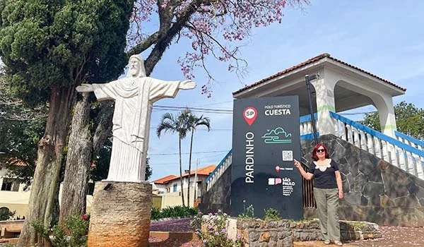 Foto do centro de Pardinho com imagem de placa de identificação e estátua de Jesus.