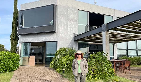 Foto de Deusa Rodrigues em frente do restaurante na Cuesta Paulista, sobre o que fazer em Pardinho.
