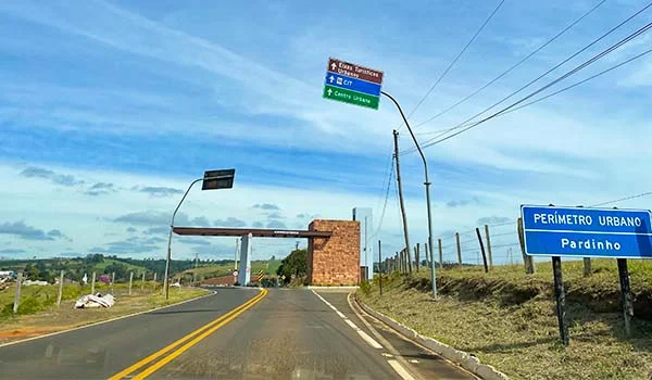 Foto da estrada, que vai a Pardinho.