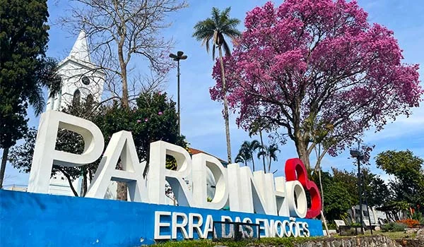 Foto do centro histórico de Pardinho com árvores e letreiro.