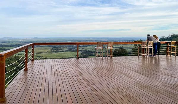 Foto do deck da Cuesta Café com vista da região