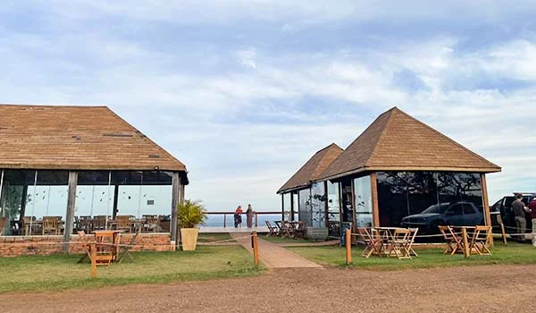 Foto do Restaurante Cuesta Café em Pardinho, todo envidraçado e com vista da região.
