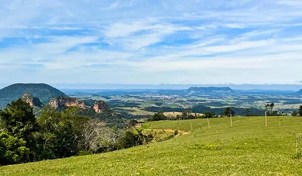 Foto da Cuesta Paulista com suas formações rochosas.