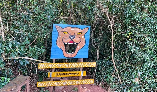 Placa da trilha no Ecoparque Pedra do Indio.