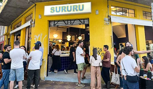 Foto da fachada amarela do Bar Sururu, especializado em frutos do mar na Barra Funda.
